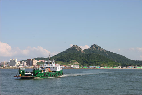 유달산을 배경으로 한 북항에서 압해도로 도선이 향하고 있다. 